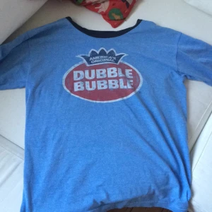  - DUBBLE BUBBLE T-SHIRT i bomull. Bekväm, behagligt material och passar alla. Passar både som casual t shirt och som myströja. 