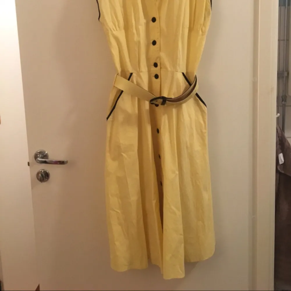 Summer vintage dress with a yellow belt.
Inside and outside part of the belt separates a bit, so needs glue to stick them together, otherwise, the dress is in excellent condition.. Klänningar.