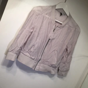  - Halvtransparent grå bomberjacka/tröja från H&M. Ej randig som det ser ut som på sista bilden, visar hur genomskinlig den är. Använd fåtal gånger, skrynklig pga legat nertryckt i en låda alldeles för länge. Swishbetalning, frakt tillkommer. 