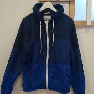  - Windbreaker från Wesc med stora sidfickor.
Nypris 900kr
svensk design.