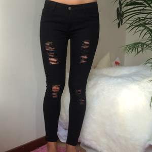 Håliga jeans från NLY Trend. Nya och endast testade! Köpte för 300kr, säljer för endast 150. Frakt tillkommer.