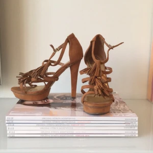  - Klackar från hm i nudefärg med fransar. Superfint skick.  Köparen betalar eventuell frakt