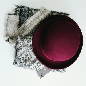  - Helt ny hatt från H&M, one size, pure wool, vinröd i färgen, prislapp kvar.