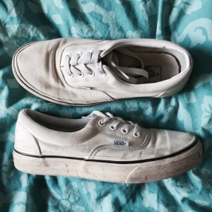  - Vita Vans, använda och slitna, men funkar fortfarande! 