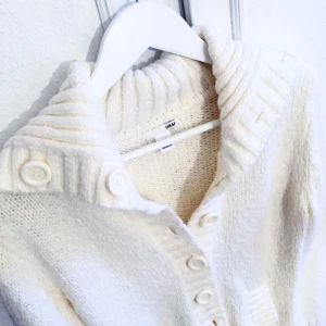  - Denna mysiga kofta kommer från H&M! Kommer tyvärr aldrig till användning. Passar parfekt nu till kylan. Färgen på koftan är krämvit. 