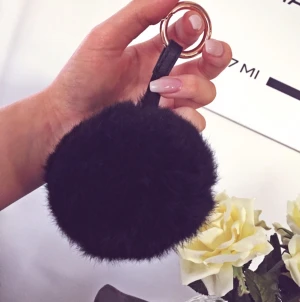  - "Boll" i äkta kaninpäls. Ca 15 cm bred. Perfekt att hänga på väskan 👛
Nypris 299:- på Tara