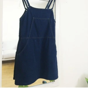  - Jättegullig jeansklänning från indiska men köpt secondhand och jag själv kortat av. Bra fickor och ställbara axelband! Har använt den mycket tidigare men den är i fint skick. Lilla vita fläcken är inte permanent! 