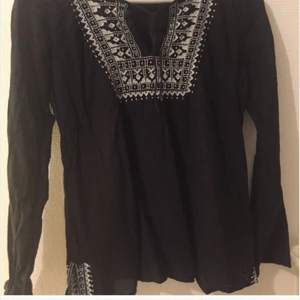  - Supersöt blus med brodering 