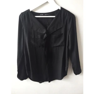  - Fin blus som inte är genomskinlig som de flesta andra i så skirt material. 