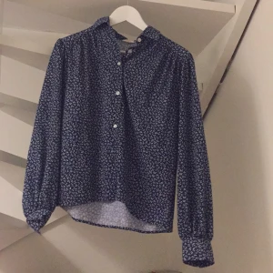  - Jättefin vintageblus i mjukt kvalitetsmaterial! 