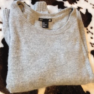  - Stickad tröja i strl S men är ganska stretchig så passar nog en M med 