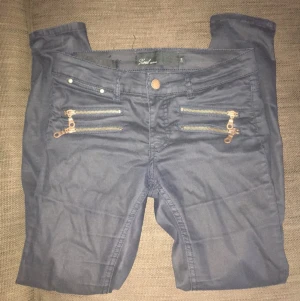  - Snygga vaxade jeans från zara i strl 28 men passar 26-27 bättre! Frakt tillkommer. 