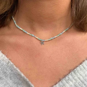  - Säljer mina hemmagjorda smycken för 50-80 kr beror om smycket bär bärplockare osv! Kan visa bättre bilder privat om ni är intresserade💘                                    + varje halsband har ett tillhörande spänne 