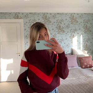Sweatshirt - Säljer en super fin vinröd sweatshirt från NAKD med skit snygga detaljer, nästan aldrig använd och säljer pga kommer aldrig till användning! Pris: 75 kr. FRAKT TILLKOMMER💗🧚🏼