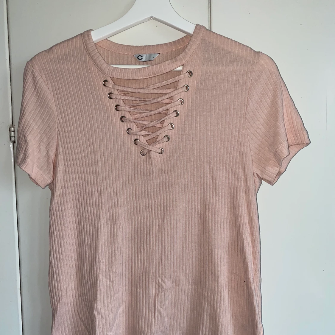 Gullig rosa topp med snörning fram!