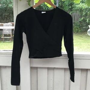 Topp från Gina Tricot - Svart tight långärmad topp från Gina Tricot. Storlek S och normal i storleken 🌸 pris: 30kr + eventuell frakt 