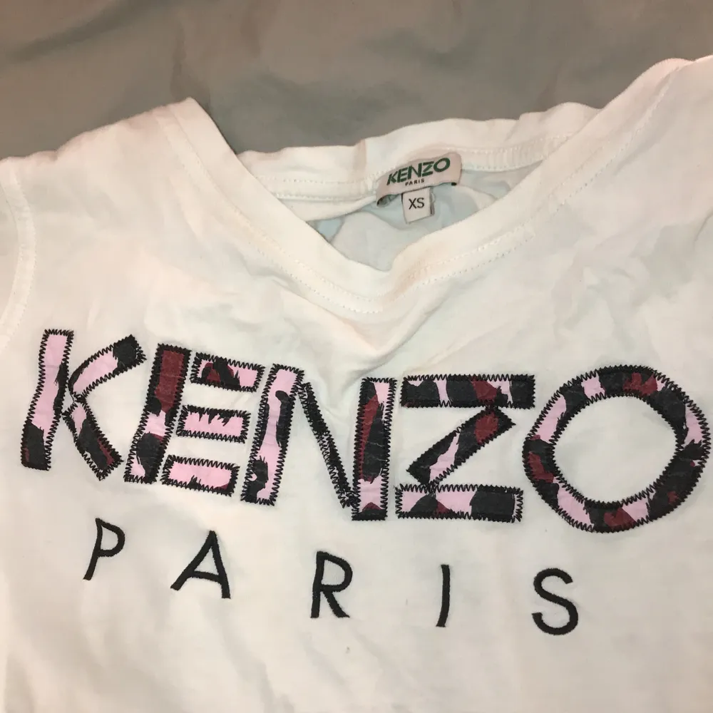 Kenzo t-Shirt i storlek xs, använt 2 ggr. . T-shirts.