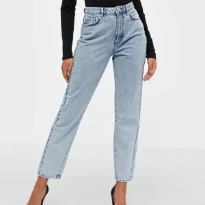 Gina Tricot dagny mom jeans - Snygga jeans från Gina. Säljes då de är för stora för mig!