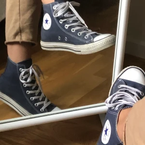 Converse All Star High Sneakers - Mörkblåa höga converse som har använts max 2 ggr (bra skick, inga skador). De är köpta i Kanada, Toronto  i en converse-butik där och är i storlek 39 ;)))  köparen står även för frakten <33