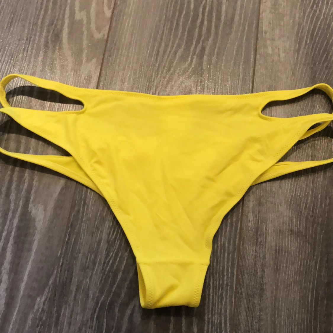Gul bikiniunderdel  - 91
