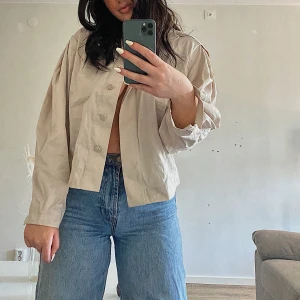 Skjorta från Lindex storlek M - Går även att använda som en tunn jacka..bra skick då jag knappt använt den. Den är lite oversized vid ärmarna 