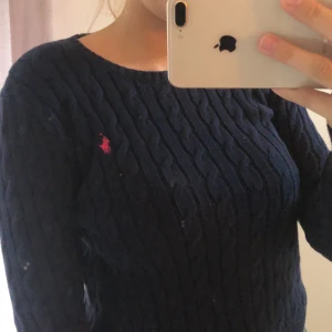 Stickad tröja ifrån Ralph lauren - Stickad tröja ifrån Ralph lauren i mycket fint skick🌸 står i tröjan att den är i storlek XL men den är som en S
