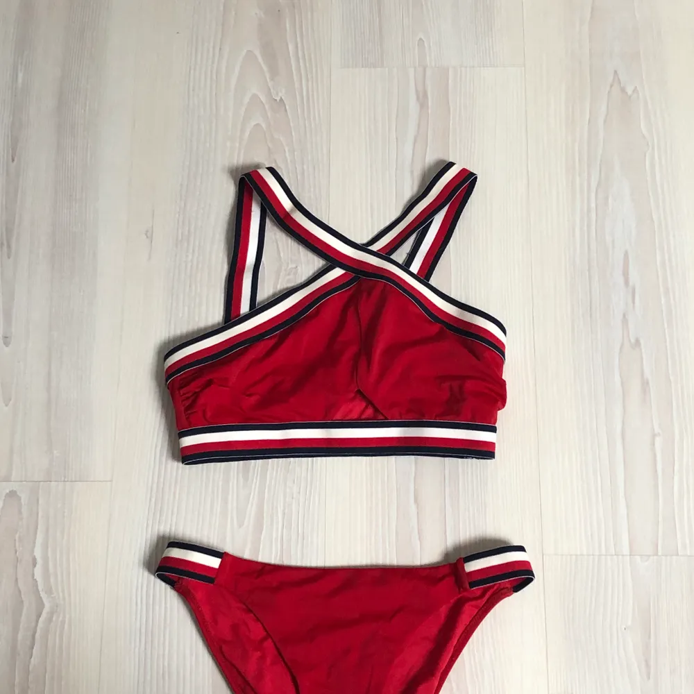 Sjukt snygg bikini från Tommy Hilfiger. Är rätt säker på att den är utsåld överallt! Om du undrar något är det bara att skriva till mig! ❣️. Övrigt.