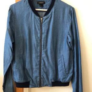 Snygg jacka från Lindex i storlek S - Snygg jacka från Lindex i storlek S 🌿Tunt, lätt material som är väldigt skönt nu på sommaren 🌿Endast använd ett par gånger, är i nyskick 🌿Storlek S 🌿Pris 95 kr 🚫Djurfritt och rökfritt hem 📍Kan mötes upp i Mölnlycke 📬Kan skickas mot fraktkostnad