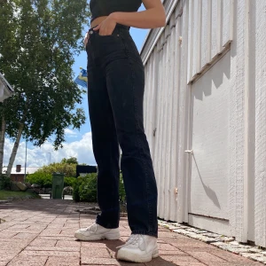 Raka jeans från weekday strl 25/32 - Skitsnygga svarta/gråa raka jeans från weekday!! Storlek W25 L32! Jag är 170 cm lång. Säljer pga att jag tycker de är lite tajta på mig. Sparsamt använda💓👍🏼🥳✌🏼💘💕 (frakt tillkommer om man inte vill mötas upp i Helsingborg) buda i kommentarerna!