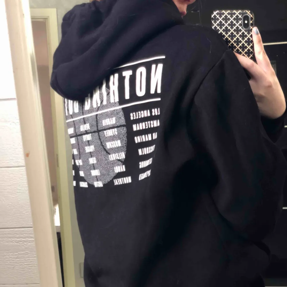 super snygg hoodie i storleken M man får en snygg oversize look!!🤩 . Hoodies.