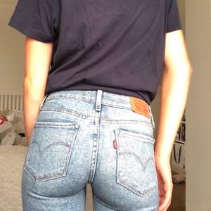 Jättefina levis jeans i strl 23, modellen 711🌸🌸 frakt tillkommer 