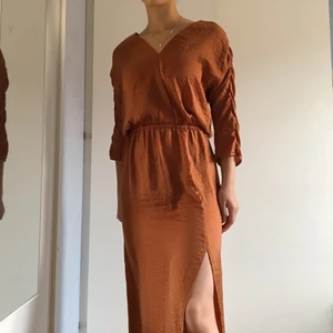 Maxiklänning slits  - En maxiklänning i satin liknande material med en slits vid vänstra benet. Passar till semester och utomlandsresor men även formella tillfällen! Klänningen är inte använd och passar XS-L, jag är 165cm som referens