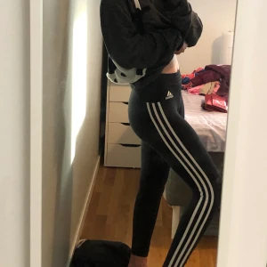 Knappt använda adidas tights! - Ganska nyinköpta knappt använda adidas tights!! Svarta i ”vanligt” tyg av den mest populära modellen!! Storlek xs men passar xs/s!! 114kr inklusive frakt!!