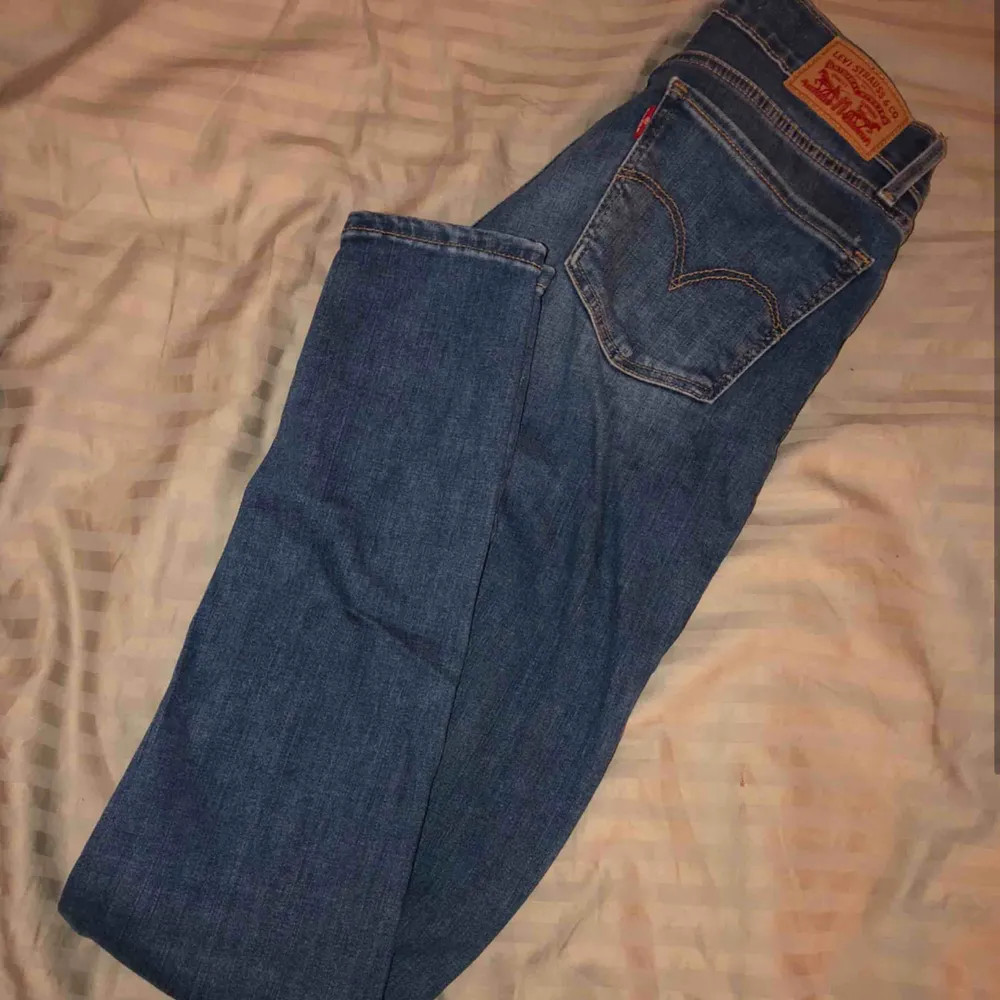 Levi’s jeans Skinny modell  Storlek 24   Mörkblå  Sitter riktigt fint på, lågmidjade Använda flertal gånger men är som nya. Jeans & Byxor.