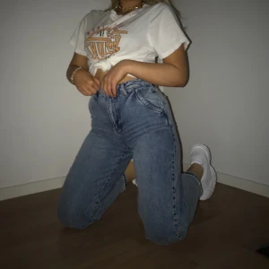 Jeans - Ett par mörka jeans från Gina Tricot! Relativt nyköpta, och i bra skick ☺️ Säljer även ett par likadana fast i vitt.