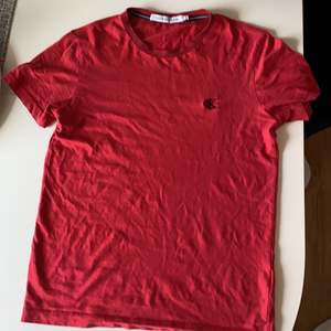 Röd Calvin Klein t-shirt. Jättebra skick och är helt felfri!! Sitter jättefint och den är lite liten i storleken passar både S och M. Köpare står för frakt och jag kan även mötas upp