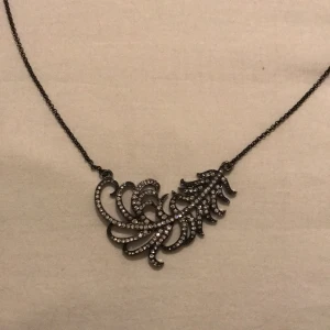 Halsband från Jade & Jasper  - Halsband från Jade & Jasper, aldrig använt och helt nytt. Originalpriset är 620kr. Hör av dig för mer information!😊