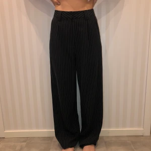 NAKD striped pants  - Sparsamt använda kostymbyxor från NAKD, storlek 34. Väldigt långa i benen, är 160 cm lång och byxorna går ner över skorna. Köparen betalar frakt, standardfrakt 63 kr med postnord. Inga returer. Skickas 1-2 dagar efter köp. Betalning sker via swish. 