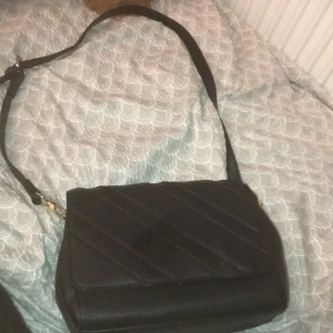 svart Väska  - svärt väska märket viviq går att göra spännet kortare och längre går även att ta bort spännet:) köparen står för frakten 