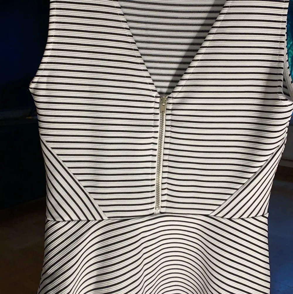 Fin randig klänning från H&M i strl 36. Aldrig använd, frakt tillkommer vid köp. 💞. Klänningar.