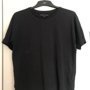 Must have svart oversized t shirt! - Aldrig använd svart oversized t shirt med lite längre armar från lager 157! Såå skönt och ”lent” material, funkar till allt. Över polotröja, under linne, bara som den är!! Storlek s men som sagt oversized!! 72kr inklusive frakt!!