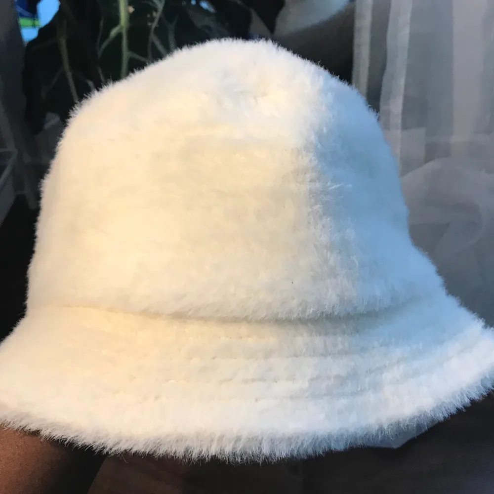 Jättefin vit och fluffig buckethat från ASOS | Fint skick (sparsamt använd) | säljer pga använder ej | köpare står för frakt ❣️. Accessoarer.