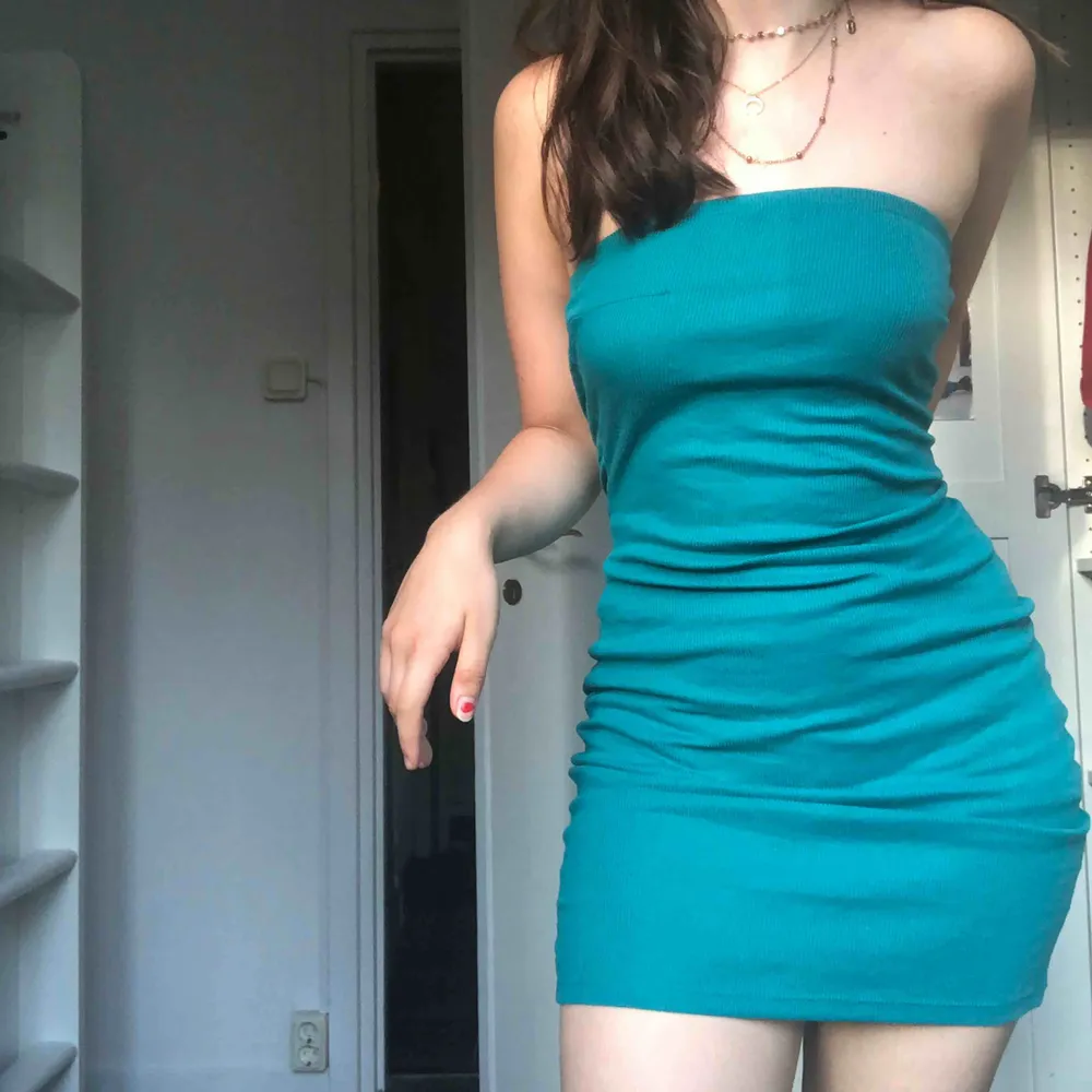 Strapless grön/blå klänning 👗från bikbok. Klänningar.