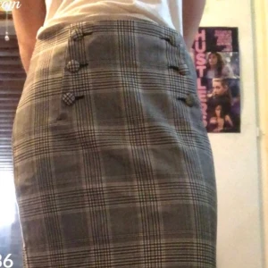 Rutig kjol - Helt ny rutig kjol. Köpt på H&M i Malmö. Kan mötas upp i Ängelholm och frakta köparen står för frakt. BUDA!!!