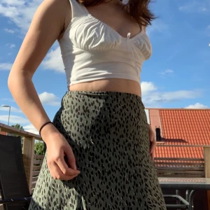 Vitt milkmaid linne - Aldrig använt detta fina linne då det sitter konstigt i bysten för mig, jag skulle rekommendera att köpa detta om man har en mindre byst! Det är ett riktigt fint linne som funkar till det mesta !