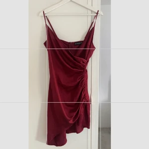 RÖD SATIN KLÄNNING!  - jättesnygg röd satinklänning endast använd en gång. Sitter superfint på och är så himla fin från prettylittlething.💖 köpare står för frakt! BUDA!!!!