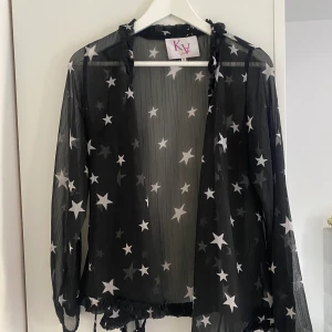 SVART VIT STJÄRNIG TRÖJA! - jättefin svart och vit stjärnig tröja. Jättefint med bara en vanlig bralette under💖💕💞 BUDA!! köpare står för frakt! 