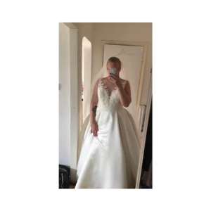 Helt oanvänd brudklänning  - Har en helt ny brudklänning ifrån butiken blondy&blacky i Växjö.  Klänningen kommer ifrån märket mori lee  Bröst/byst 99 cm Höft 110 cm Passar 38-42  Färg är light gold  Inköpt för 14000