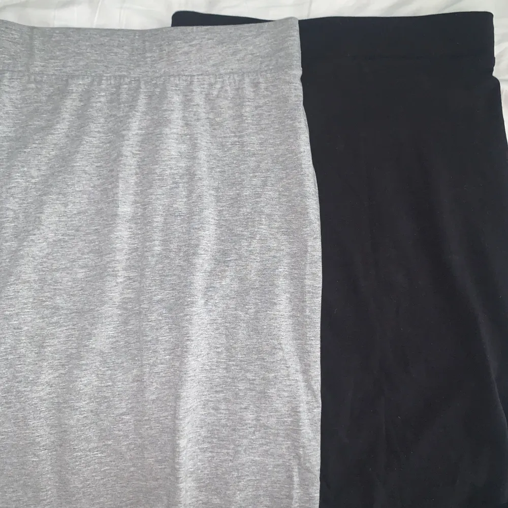 Säljer 2 kjolar, 1 ljus grå och 1 svart i storlek S. Aldrog anvönt den gråa, men har använt den svarta fåtal gånger men ör i bra skick.Säljer båda för 80 kr eller 1 för 50 kr Skriv för frågor😊. Kjolar.