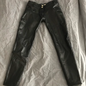 Freddy pants - Oanvända Freddy byxor i skinnmaterial (ish). De har 3 st dragkedjor fram som ”fickor”. Väldigt snygga och har väldigt bra kvalite. De är modellen med kortare ben. Även dragkedjor längst ner på benet. Storlek S/36. Köparen står för frakt. Tar emot swish. 